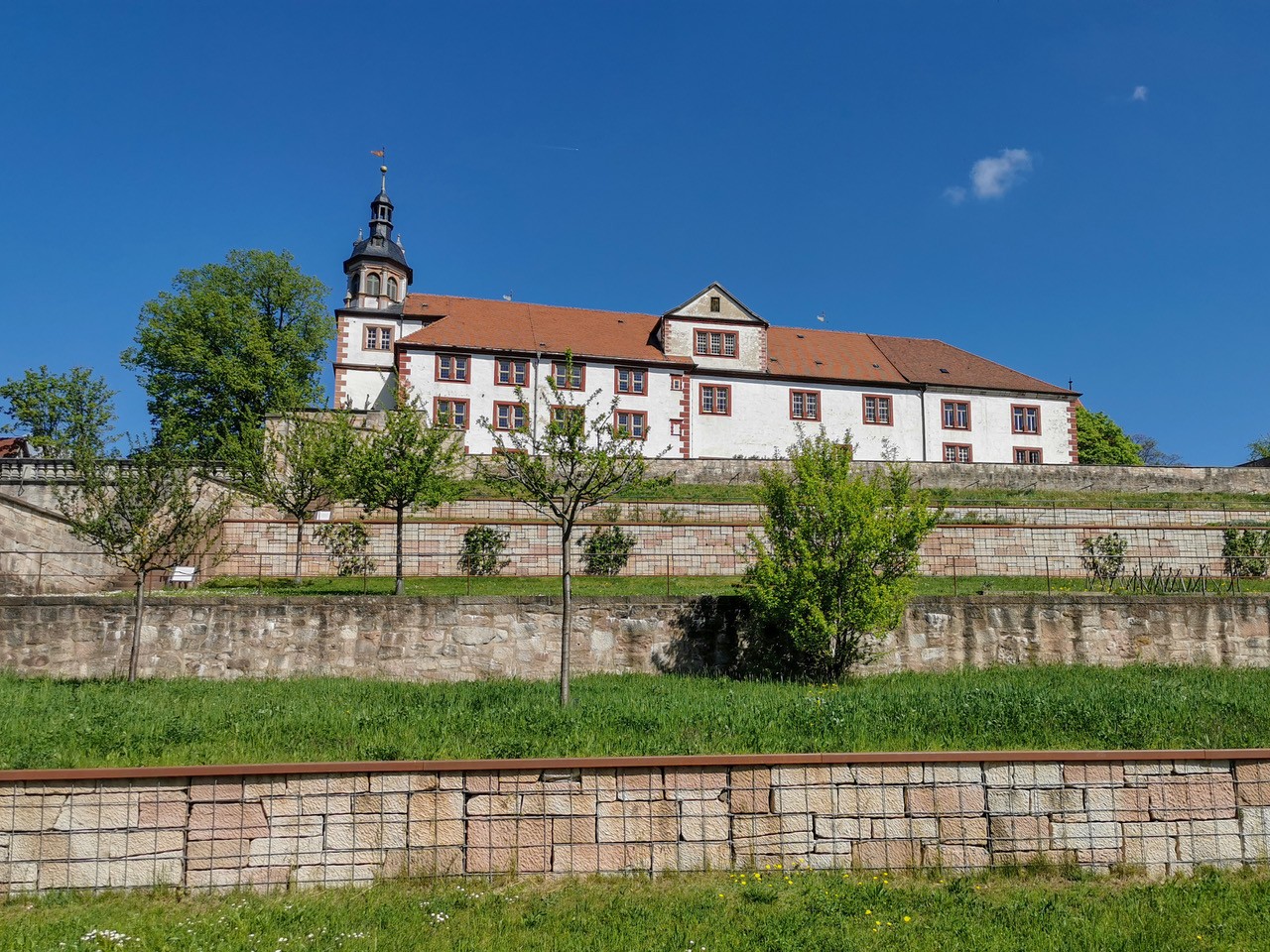 Schloss Wilhelmsburg in Schmalkalden bei blauem Himmel